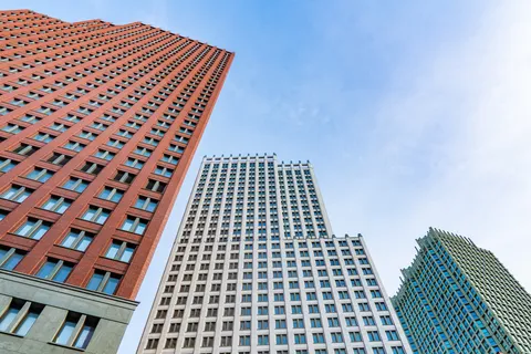 Aantal flatgebouwen naast elkaar, foto van onder genomen