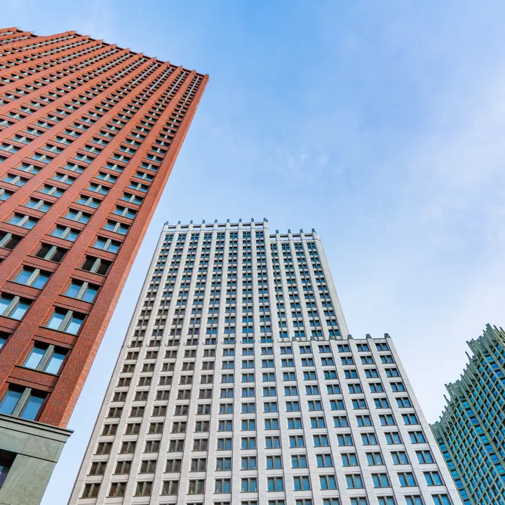 Aantal flatgebouwen naast elkaar, foto van onder genomen