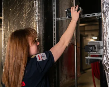 “Unica-technicus controleert waterkwaliteit bij technische installatie om corrosie te voorkomen in cv- en gekoeldwatersystemen.”