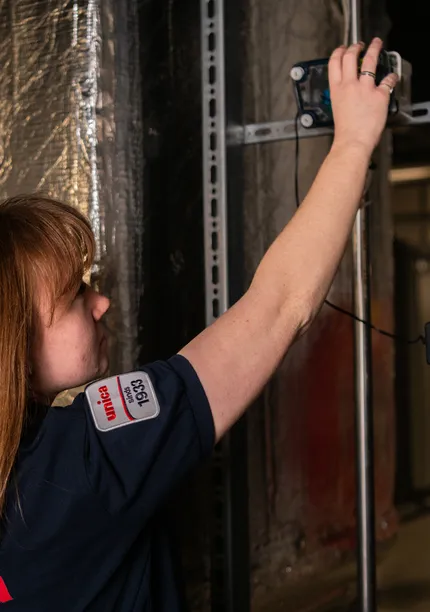 “Unica-technicus controleert waterkwaliteit bij technische installatie om corrosie te voorkomen in cv- en gekoeldwatersystemen.”