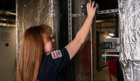 “Unica-technicus controleert waterkwaliteit bij technische installatie om corrosie te voorkomen in cv- en gekoeldwatersystemen.”