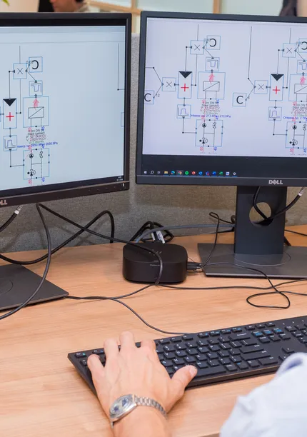 Persoon zit achter laptop ontwerp te bekijken