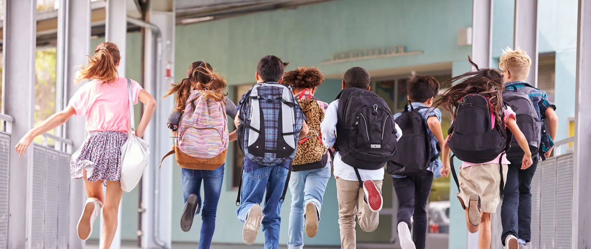 Rennende kinderen in een schoolgang