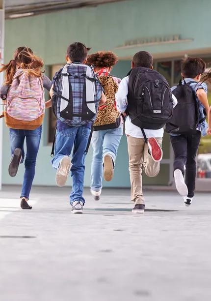 Rennende kinderen in een schoolgang