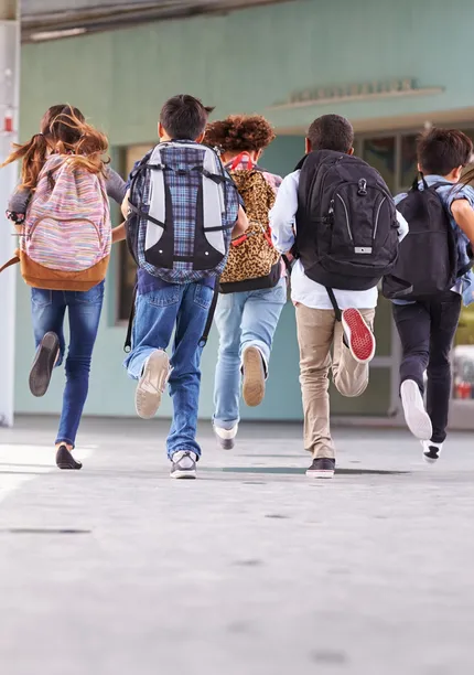 Rennende kinderen in een schoolgang