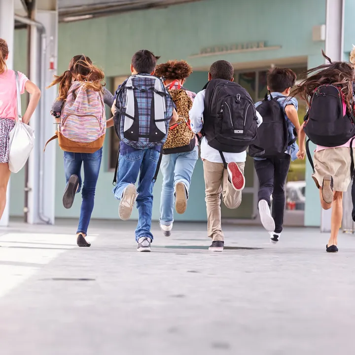 Rennende kinderen in een schoolgang
