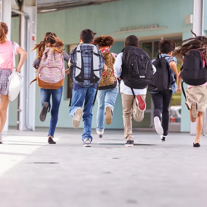 Rennende kinderen in een schoolgang
