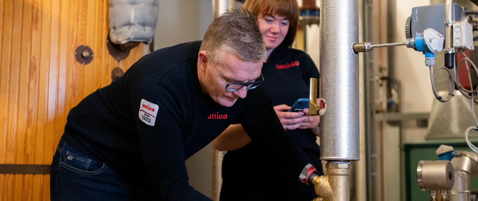 “Twee Unica-technici inspecteren een industriële waterinstallatie, gericht op veilig en duurzaam waterbeheer.”
