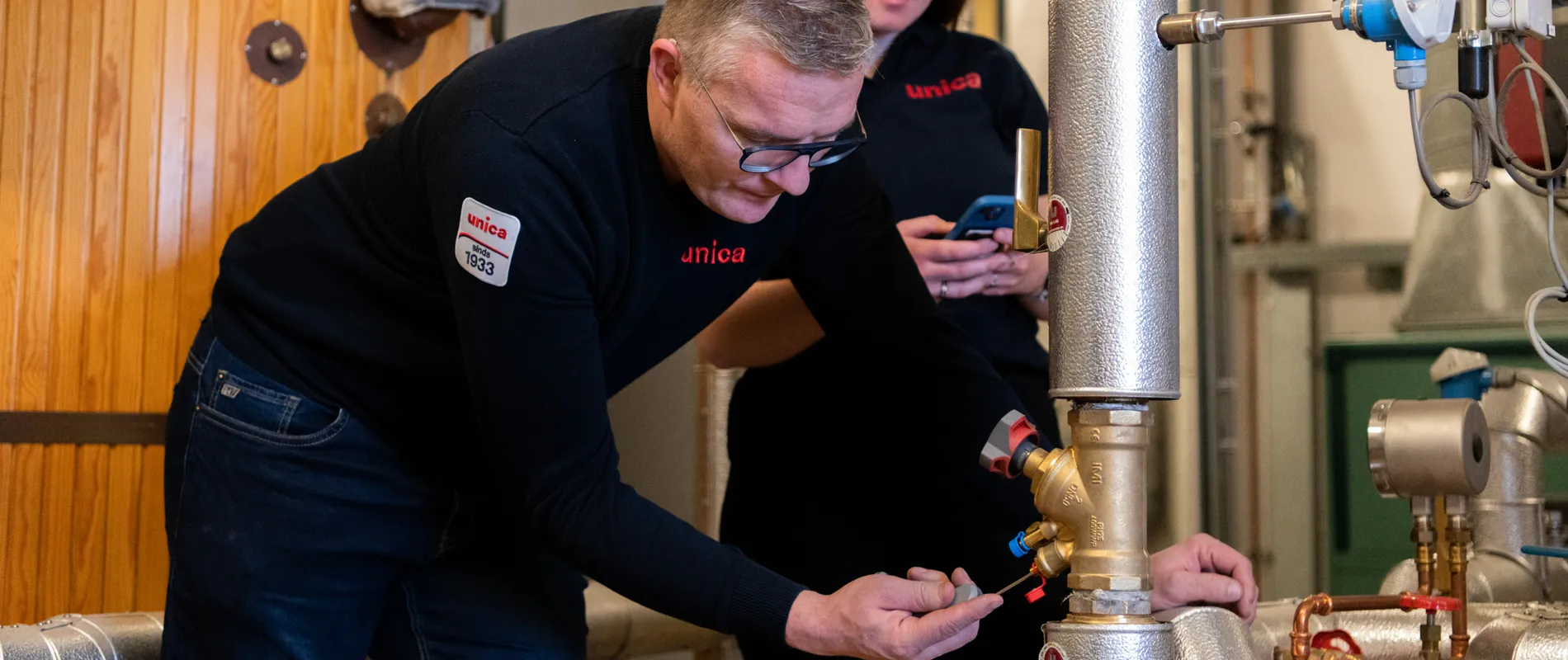 “Twee Unica-technici inspecteren een industriële waterinstallatie, gericht op veilig en duurzaam waterbeheer.”