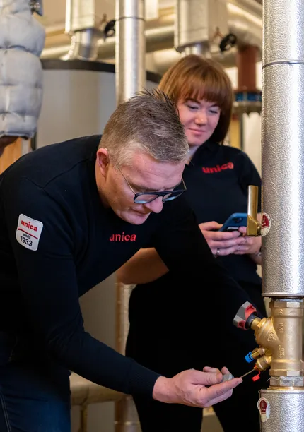 “Twee Unica-technici inspecteren een industriële waterinstallatie, gericht op veilig en duurzaam waterbeheer.”