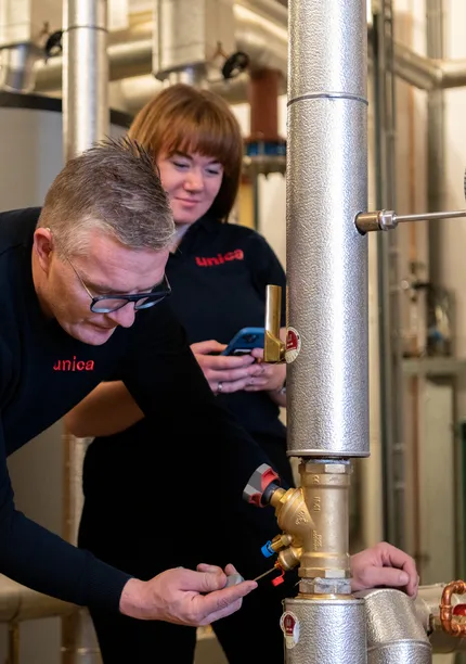 “Twee Unica-technici inspecteren een industriële waterinstallatie, gericht op veilig en duurzaam waterbeheer.”