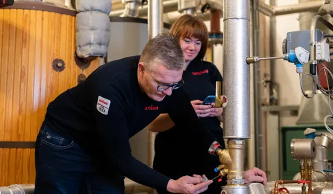 “Twee Unica-technici inspecteren een industriële waterinstallatie, gericht op veilig en duurzaam waterbeheer.”