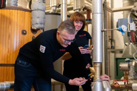 “Twee Unica-technici inspecteren een industriële waterinstallatie, gericht op veilig en duurzaam waterbeheer.”