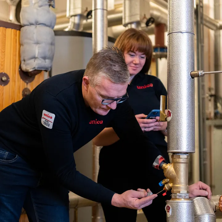 “Twee Unica-technici inspecteren een industriële waterinstallatie, gericht op veilig en duurzaam waterbeheer.”