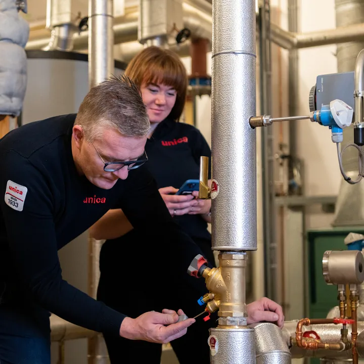“Twee Unica-technici inspecteren een industriële waterinstallatie, gericht op veilig en duurzaam waterbeheer.”