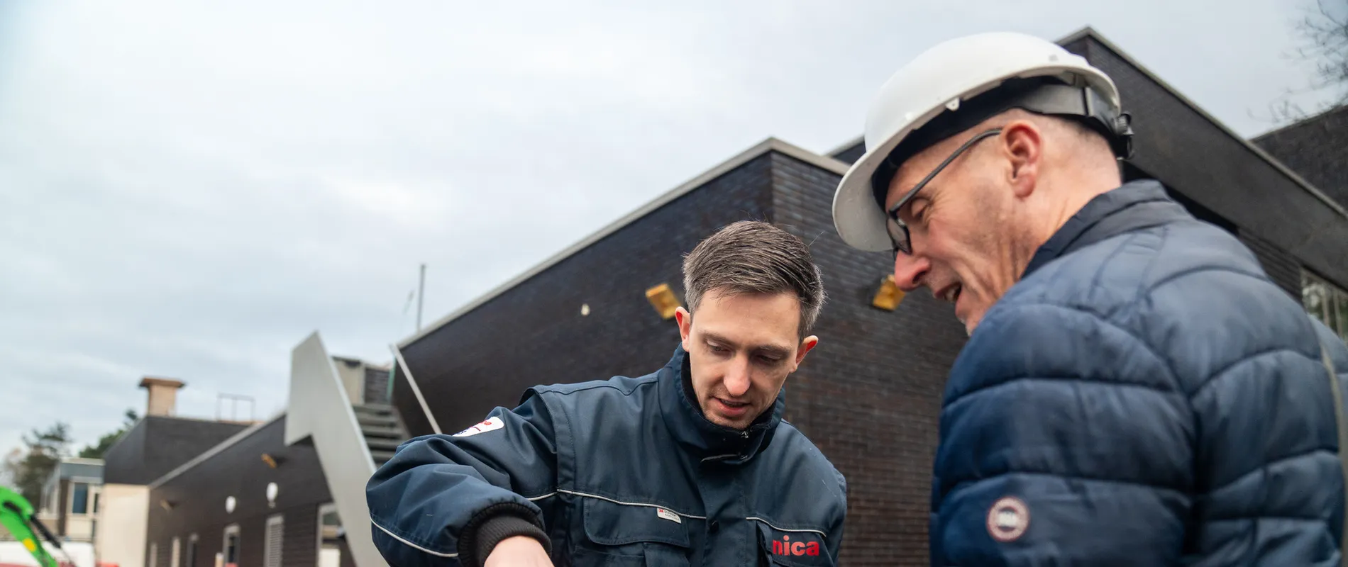 2 mannen bezig met duurzaam gebouw unica