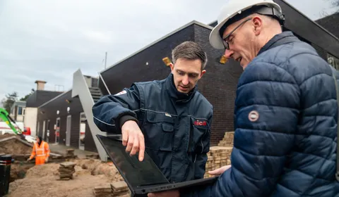 2 mannen bezig met duurzaam gebouw unica