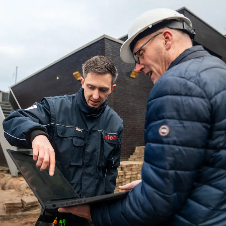 2 mannen bezig met duurzaam gebouw unica