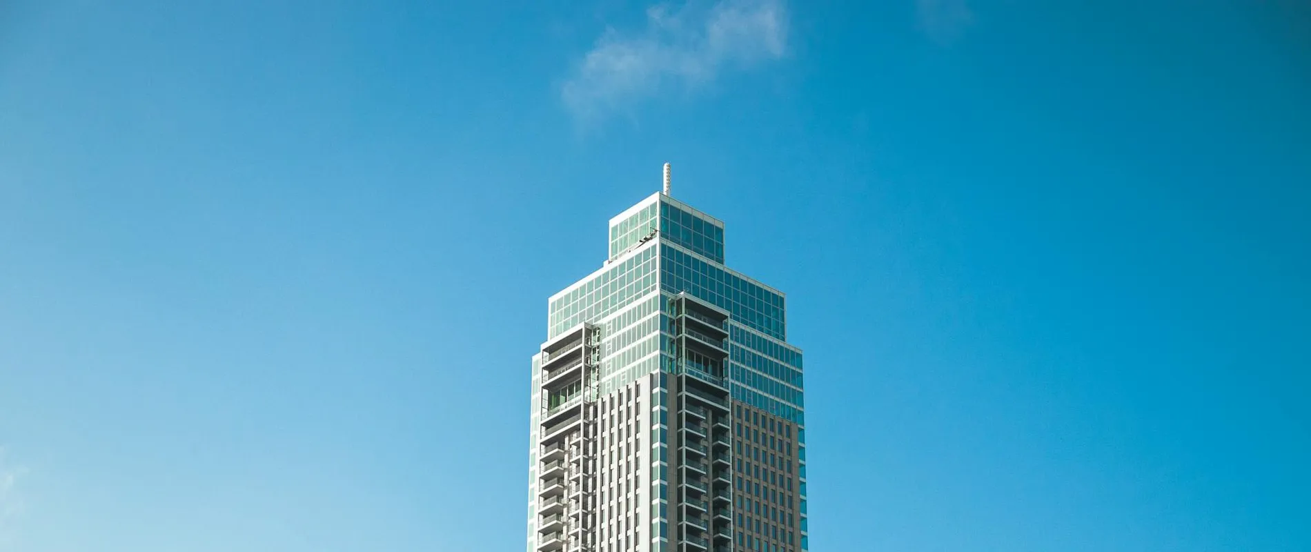 Hoog kantoorgebouw met moderne gevel, symbool voor brandveiligheid en duurzame hoogbouwoplossingen van Unica Fire Safety