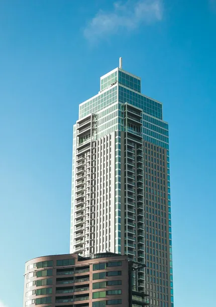 Hoog kantoorgebouw met moderne gevel, symbool voor brandveiligheid en duurzame hoogbouwoplossingen van Unica Fire Safety