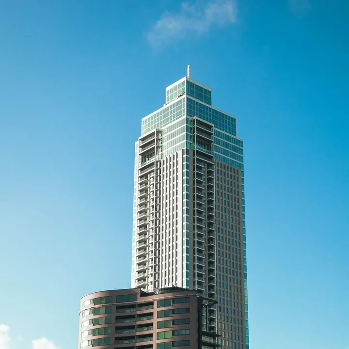 Hoog kantoorgebouw met moderne gevel, symbool voor brandveiligheid en duurzame hoogbouwoplossingen van Unica Fire Safety