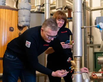 Twee Unica-medewerkers voeren onderhoud uit aan een drinkwaterinstallatie in de Sint Maartenskliniek, als onderdeel van legionellabeheer en watertechnisch onderhoud.
