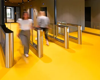 Mensen lopen in en uit door toegang gates