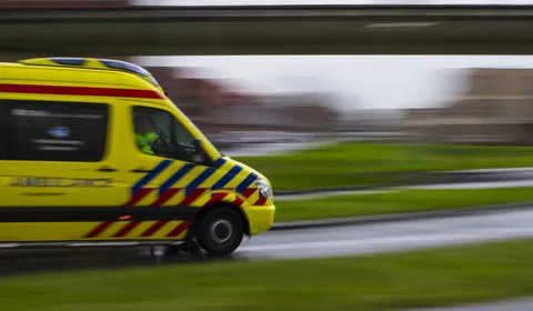Ambulance onder een viaduct