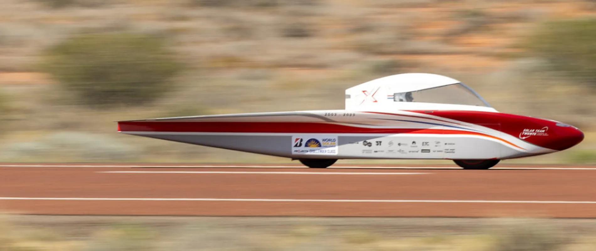 De zonnewagen van Solar Team Twente rijdt over de weg in Australie tijdens het wereldkampioenschap van 2023