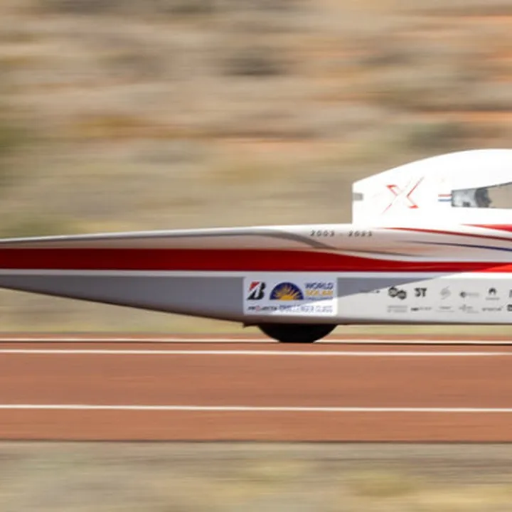 De zonnewagen van Solar Team Twente rijdt over de weg in Australie tijdens het wereldkampioenschap van 2023