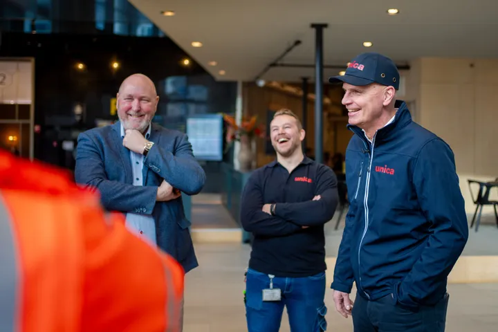 Unica CEO Jilko Andringa lachend in Unica kleding en veiligheidscap op projectbezoek bij Delftste Poort in Rotterdam