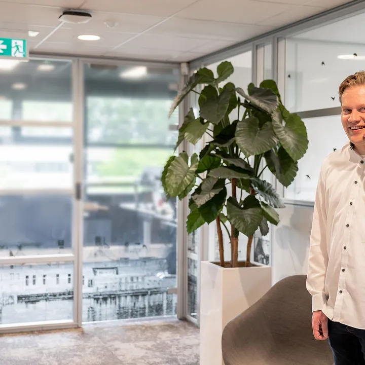 Even bellen met… Dennis!