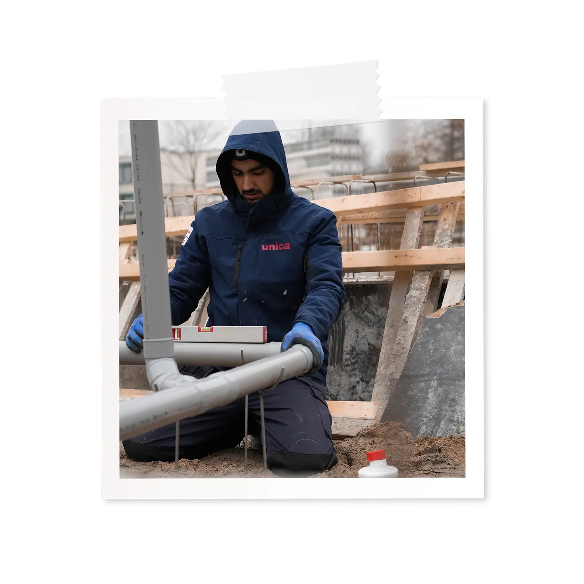 Drieluik foto's onder elkaar in fotoframes met medewerkers van Unica Building Projects aan het werk bij Poppodium Baroeg