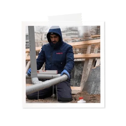 Drieluik foto's onder elkaar in fotoframes met medewerkers van Unica Building Projects aan het werk bij Poppodium Baroeg