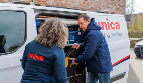 Unica-monteur haalt gereedschap uit bus voor installatie-onderhoud en storingsdienst.
