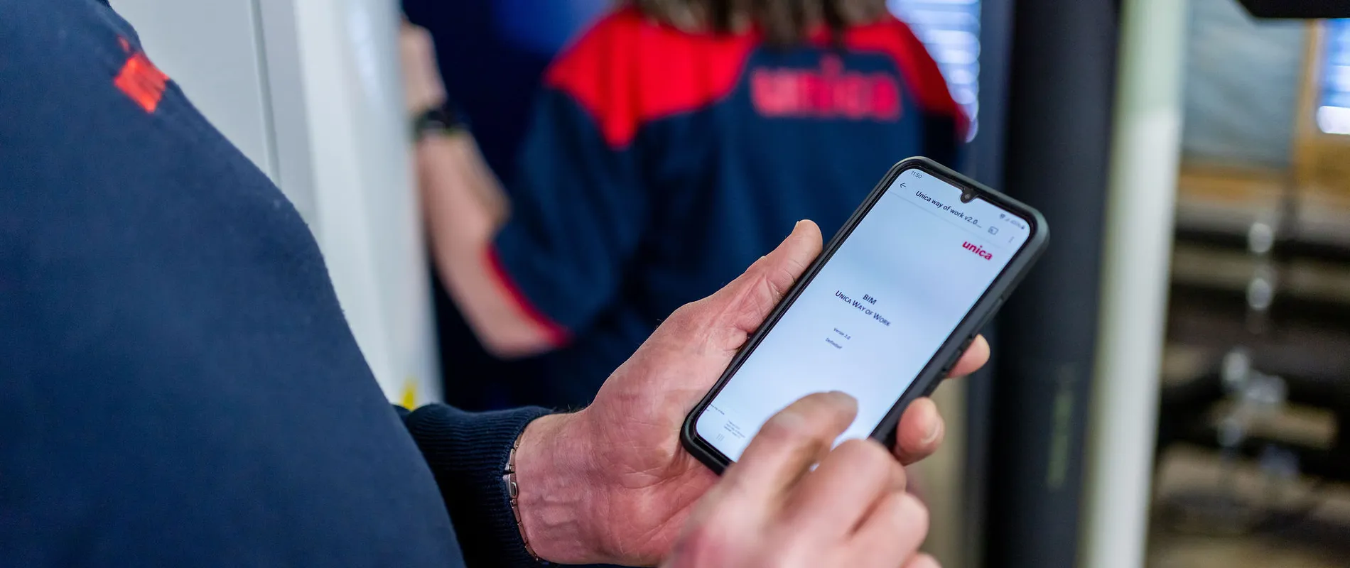 Technicus gebruikt mobiele app voor installatiegegevens en inspectierapportage.