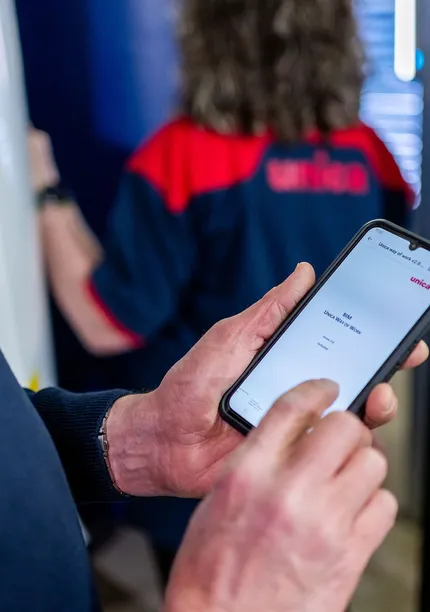 Technicus gebruikt mobiele app voor installatiegegevens en inspectierapportage.