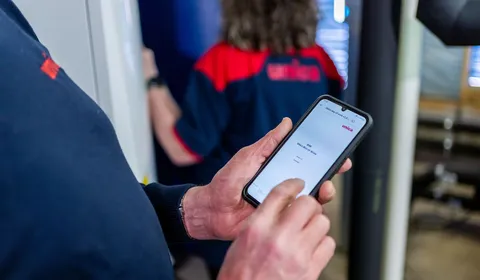 Technicus gebruikt mobiele app voor installatiegegevens en inspectierapportage.