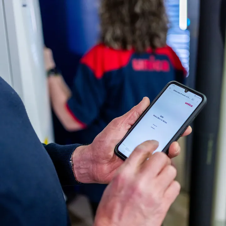 Technicus gebruikt mobiele app voor installatiegegevens en inspectierapportage.