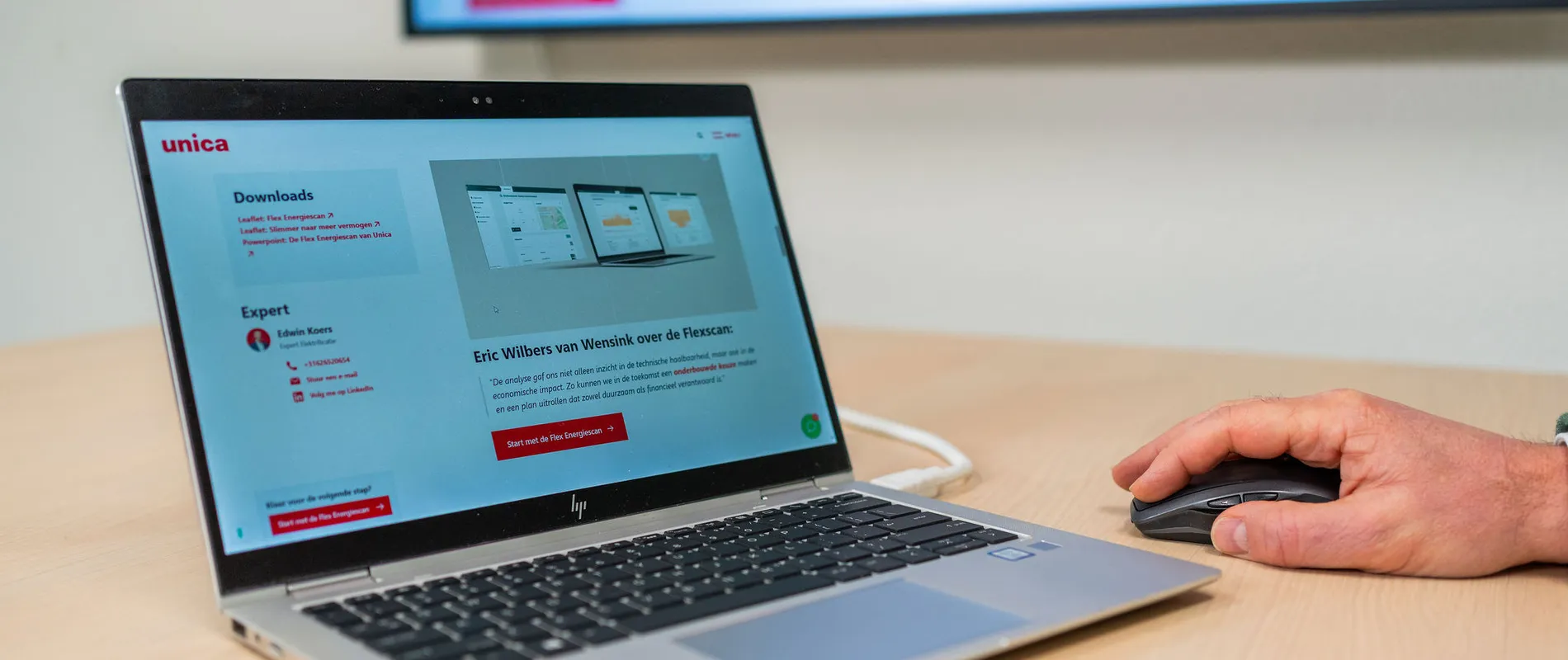 Website van Flexscan met advies over energieverbruik, subsidies (UBS) en consultancy (UES) op laptop in bespreking.