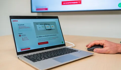 Website van Flexscan met advies over energieverbruik, subsidies (UBS) en consultancy (UES) op laptop in bespreking.