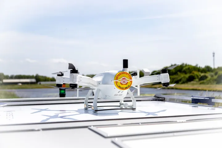 Drone staat op landingsplatform