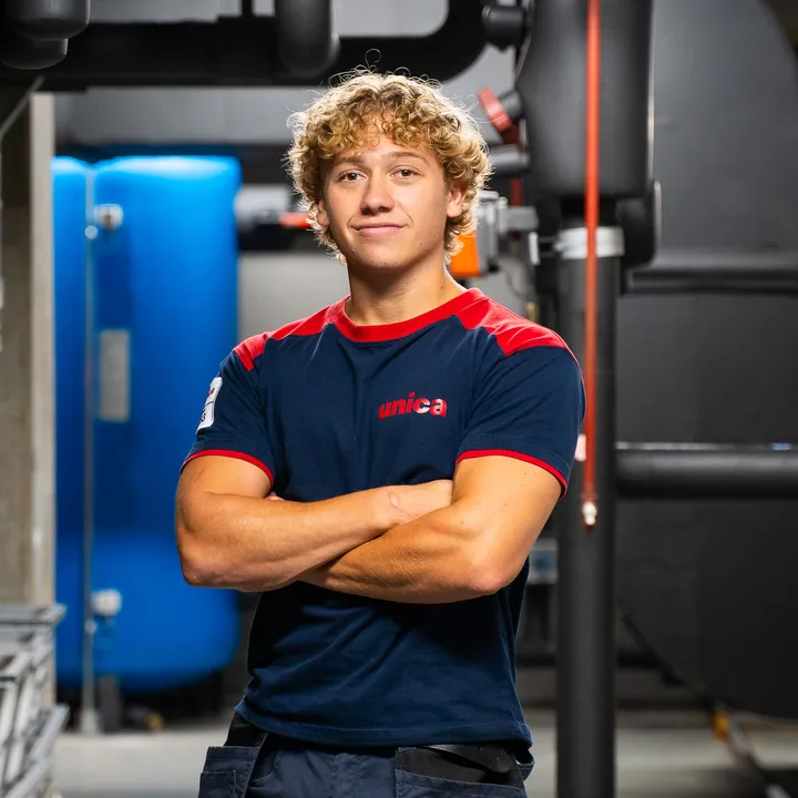 Unica technicus bij werktuigbouwkundige en elektrotechnische installaties in technische ruimte