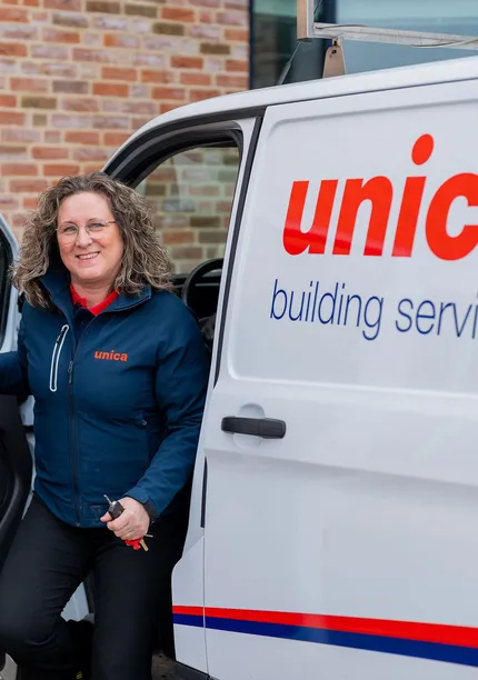 Unica-servicemedewerker staat klaar voor klantondersteuning en binnenklimaatinspectie.