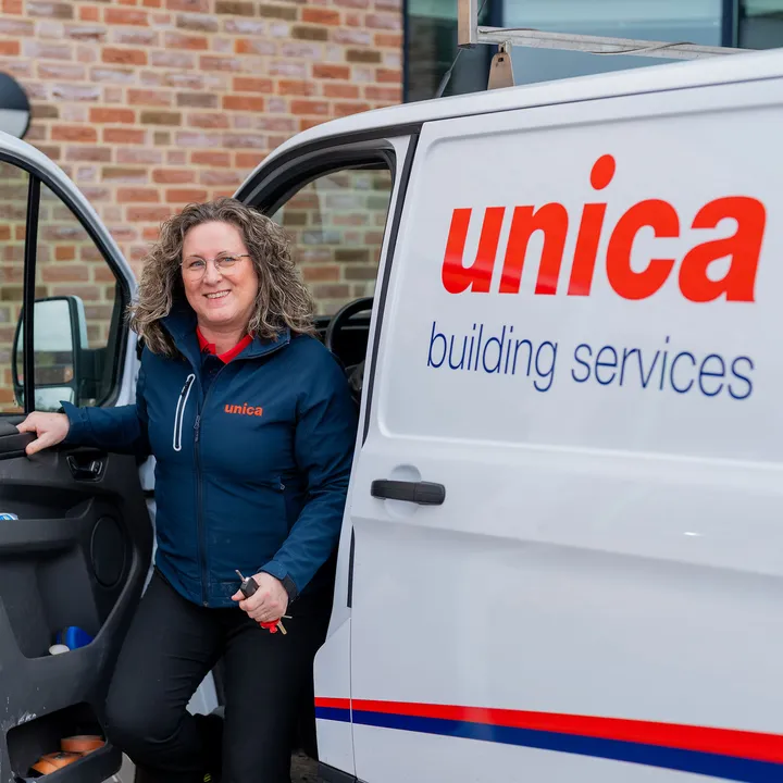 Unica-servicemedewerker staat klaar voor klantondersteuning en binnenklimaatinspectie.