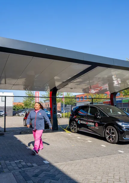 Solar carport emobility - parkeren en laden met dc snellader