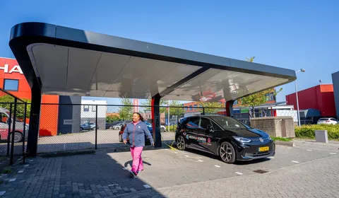 Solar carport emobility - parkeren en laden met dc snellader