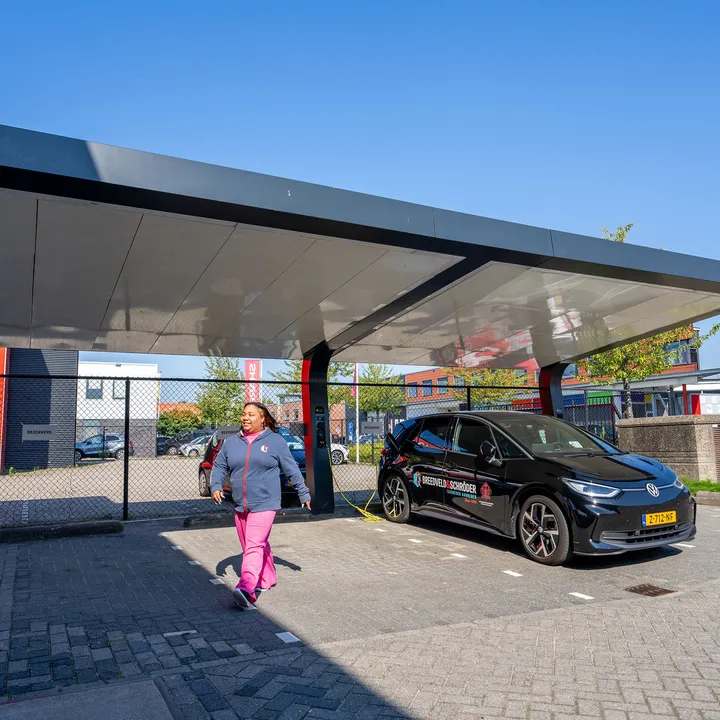 Solar carport emobility - parkeren en laden met dc snellader