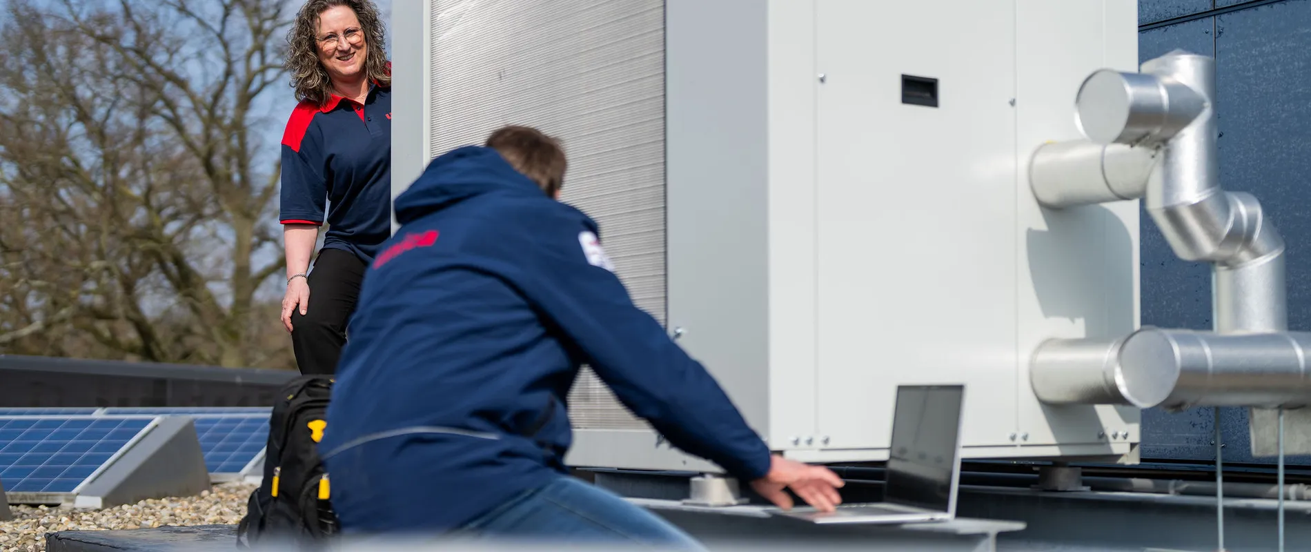 Unica-technici inspecteren een installatie op het dak met zonnepanelen voor energieprestaties en onderhoud.