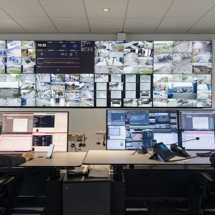 Meldkamer met allemaal schermen